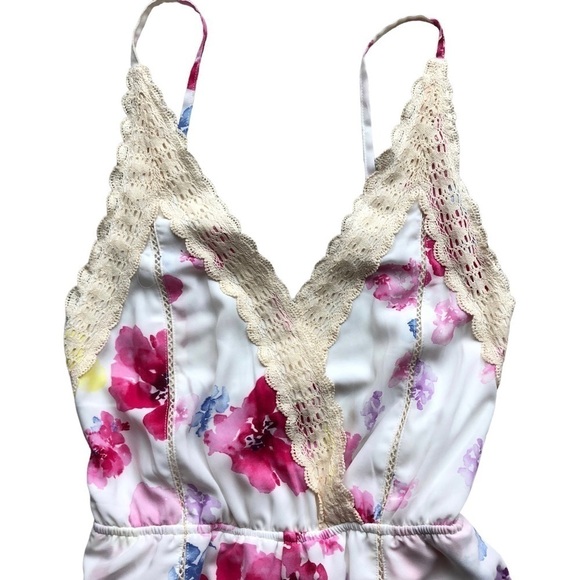 Tea & Cup Los Angeles Floral Backless Romper Medium - Picture 9 of 13